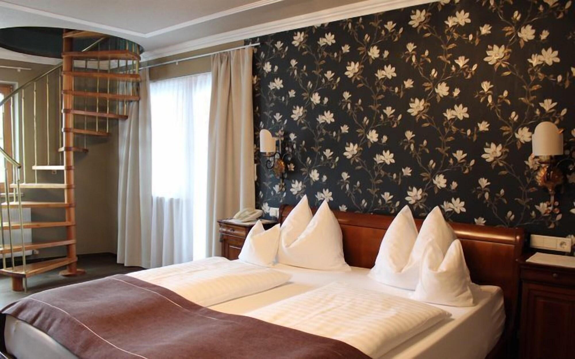 Gardenhotel Crystal Fuegen Exterior photo